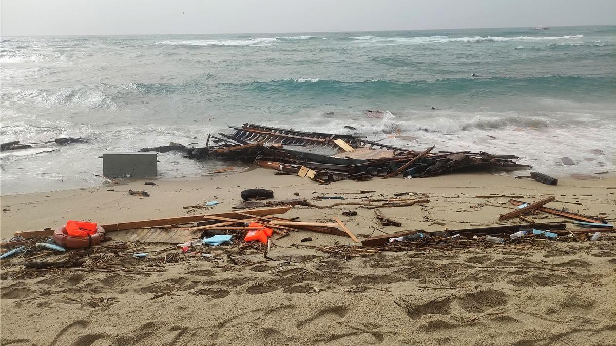 Al menos 40 muertos, al naufragar una barca con 250 migrantes, en Calabria