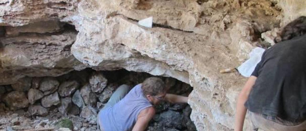 Un investigador inspeccionando el interior de la cueva.