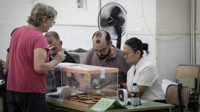 Votació al col·legi electoral habilitat a l’escola Antoni Brusi de Barcelona, el 23-J del 2023. | FERRAN NADEU