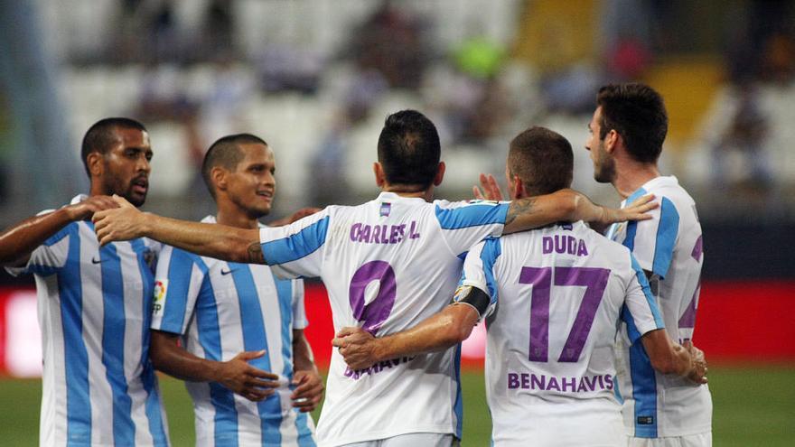 Los jugadores celebran el gol de Charles en el Costa del Sol.