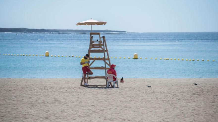 Dos socorristas, en una playa del sur de Tenerife días después de que se declarara el estado de alarma.