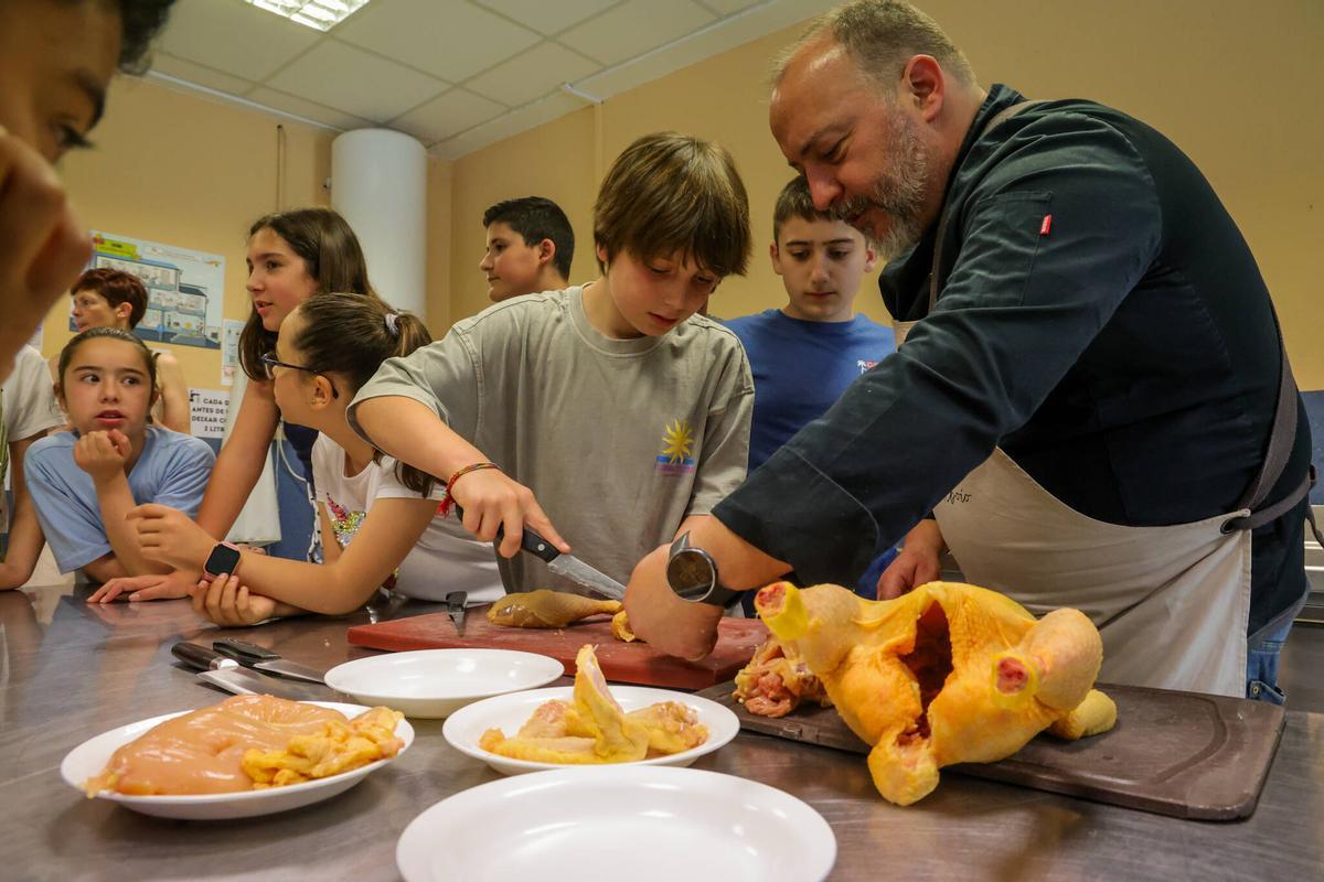 El chef Richar Santamaría enseñando a un estudiante.