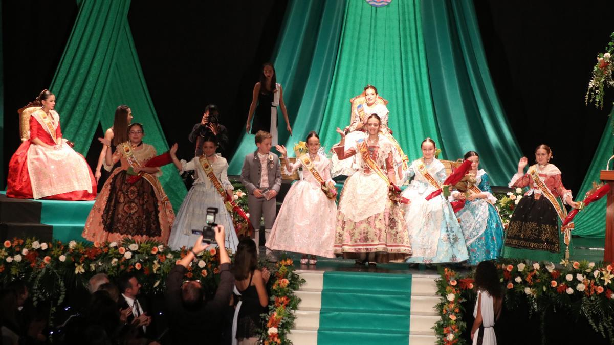 Reina infantil, damas y acompañantes, junto a la reina de la Fira y su dama