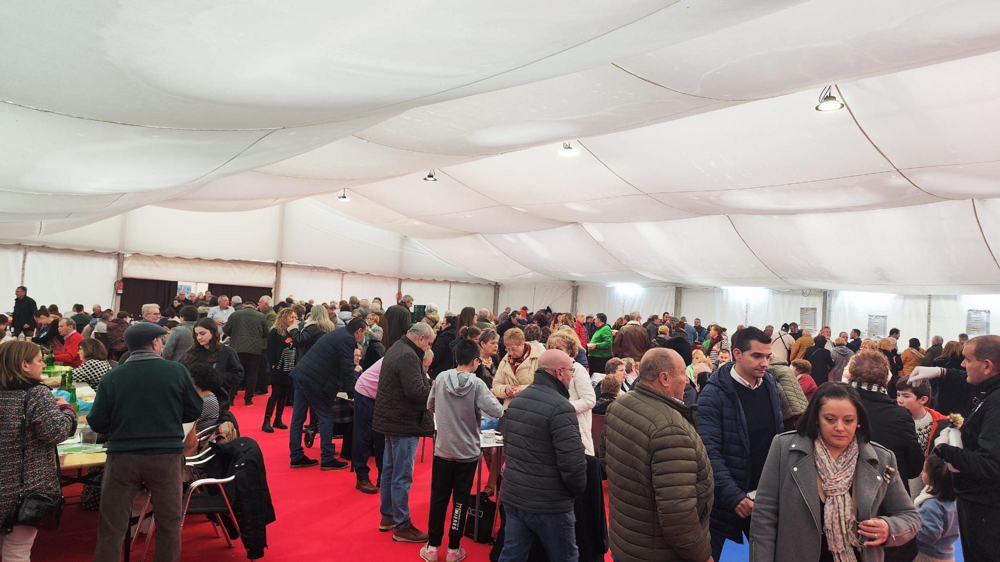 Así es la comida popular de las fiestas de Santa Bárbara en Mieres, con 210 kilos de picadillo