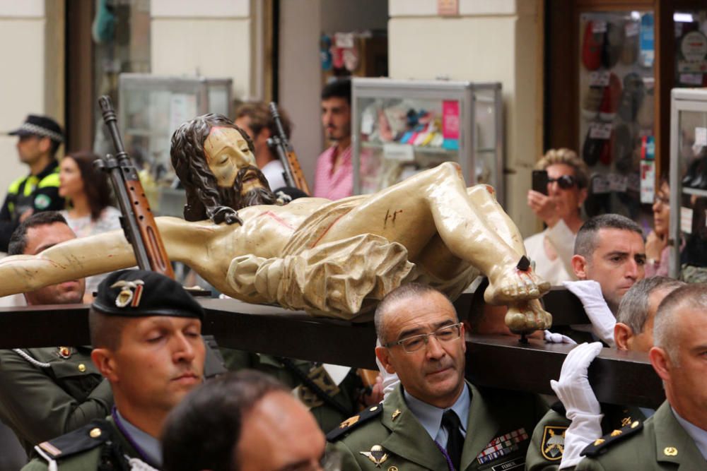 Las imágenes de la Brigada de Paracaidistas trasladando al Cristo de Ánimas por el entorno de la iglesia de San Juan