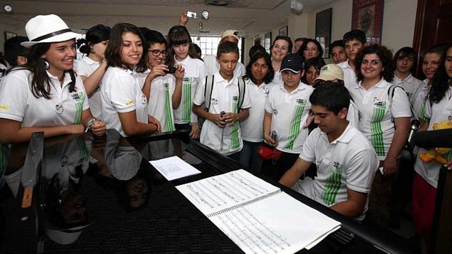 Integrantes del II Foro Juvenil Iberoamericano, ayer en su visita a la Casa de la Festa, con el piano de ensayos de la Escolanía.