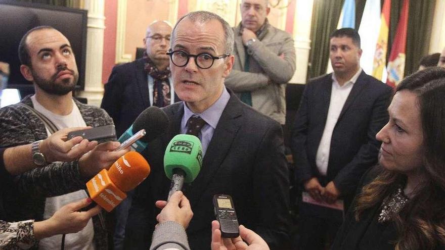 El alcalde Jesús Vázquez, durante las declaraciones a los medios de comunicación. // Iñaki Osorio
