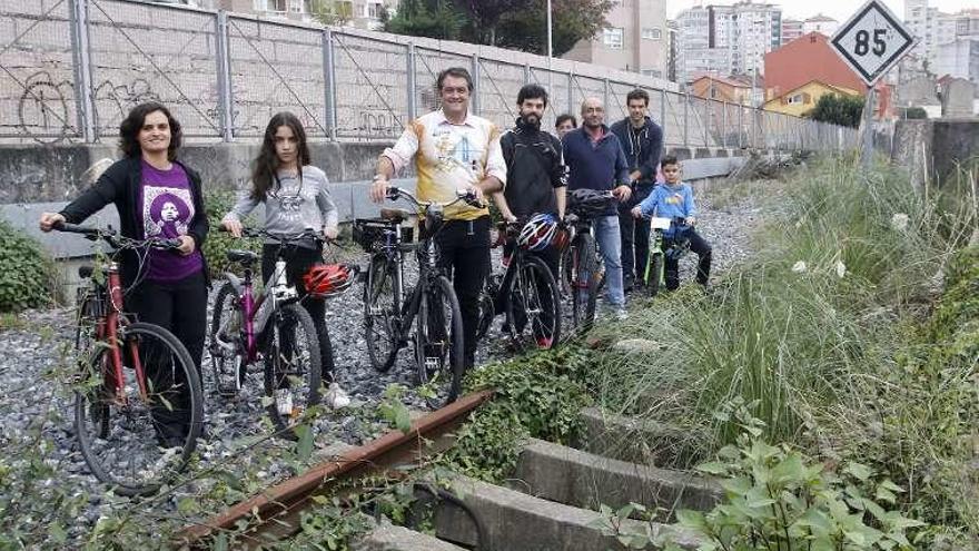 Integrantes de A Golpe de Pedal sobre las viejas vías en Vigo. // A. V.