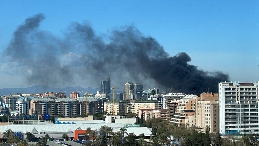 Indencio en Nou Campanar: un fuego provoca una enorme columna de humo negro en València