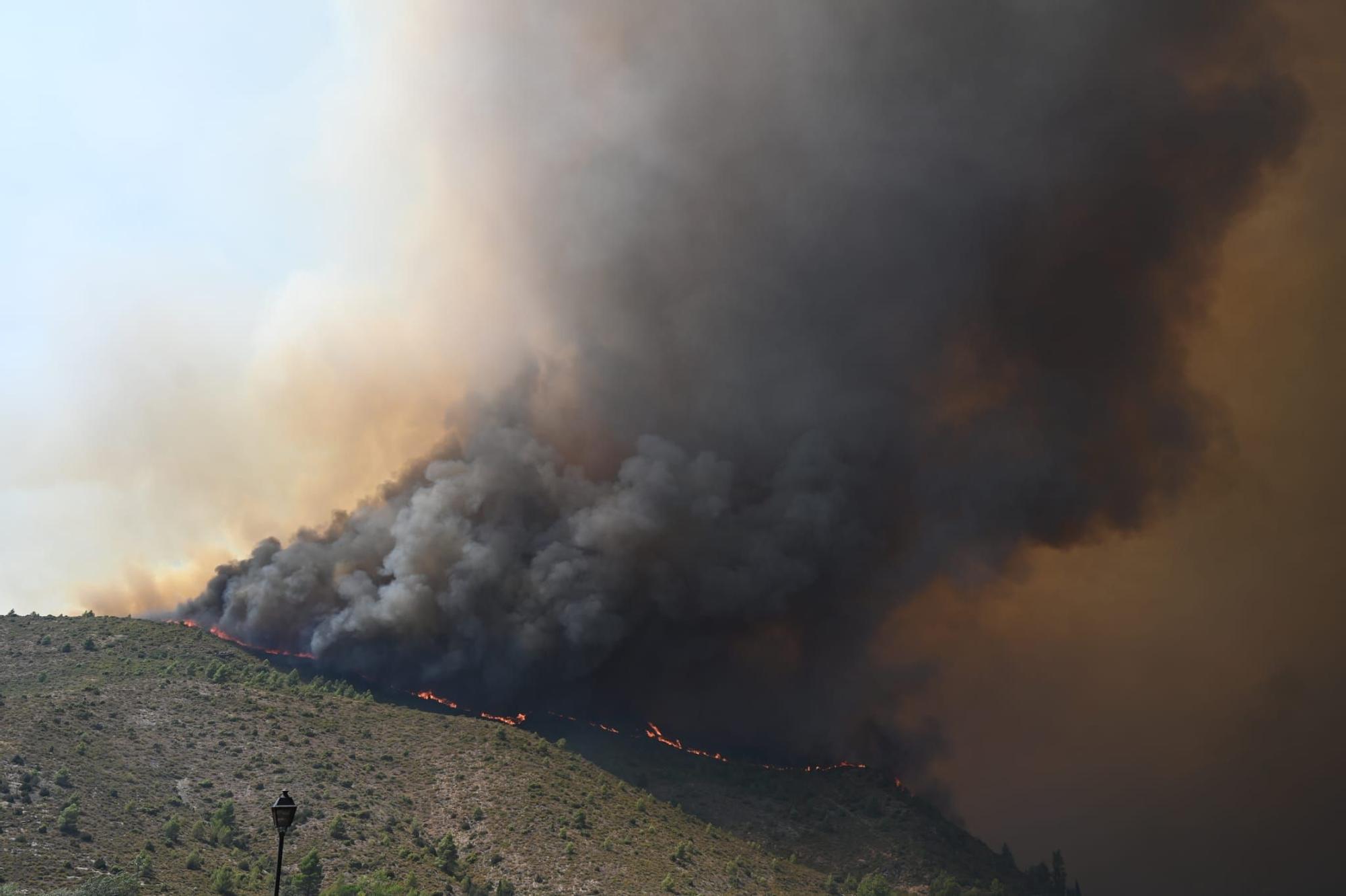 Las imágenes de la evacuación de los vecinos de Bejís por el avance del incendio forestal