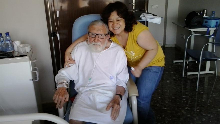 El padre de Marta Torruella, con la cuidadora profesional que contrataron dado que él sufría parkinson y su madre estaba inmovilizada.