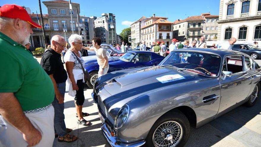 Andrés Castro ante su Aston Martin en la Praza de España de Pontevedra.