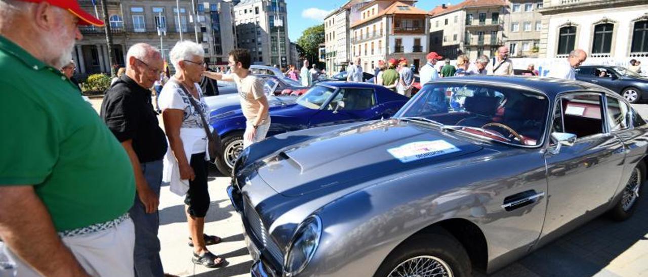 Andrés Castro ante su Aston Martin en la Praza de España de Pontevedra.