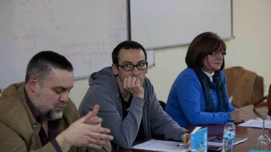 Nacho Fernández, César Rendueles y Paula Rodríguez, en el acto celebrado en Ciaño.