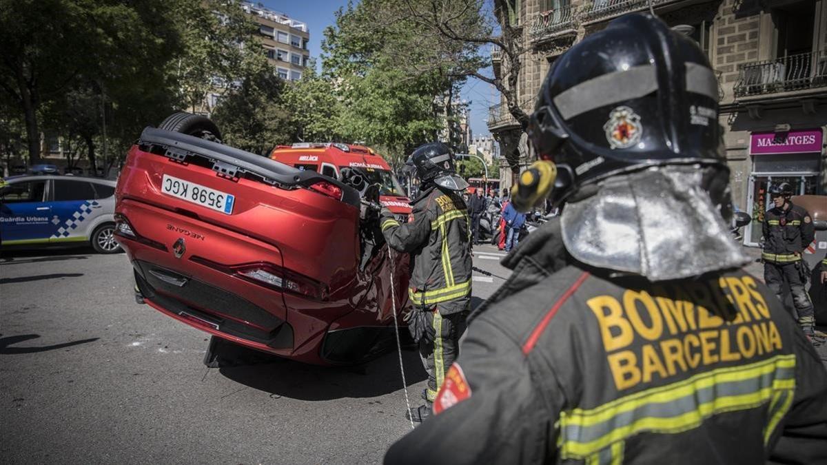 zentauroepp42971933 barcelona 17 04 2018   aparatoso accidente de tr fico de dos190215140853