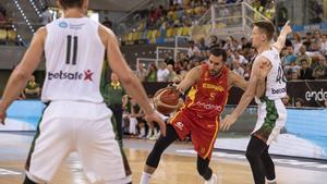 El alero de España Rudy Fernández entra a canasta frente a dos jugadores de Lituania.