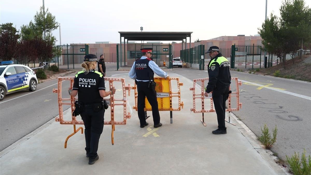 Policías, en la prisión de Lledoners.