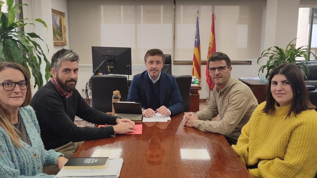 Una imagen de la reunión celebrada este jueves entre representantes del Govern y del ayuntamiento de Artà.