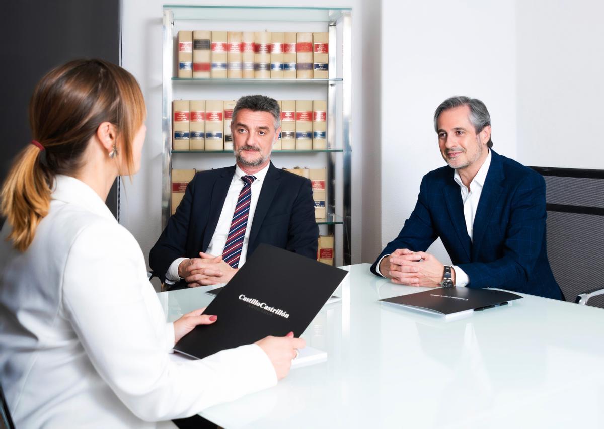 Ximo Rovira, presentador de televisión, se convierte en la nueva imagen del despacho valenciano