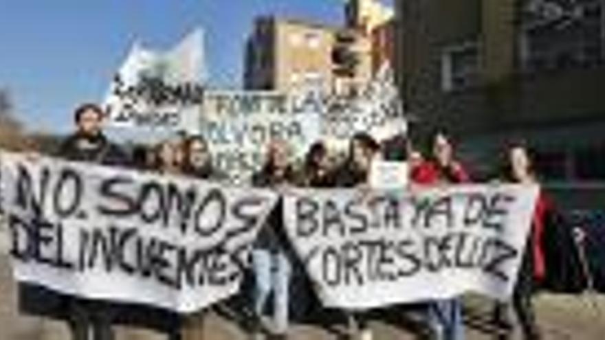 Manifestació contra els talls de llum de veïns de Font de la Pólvora.