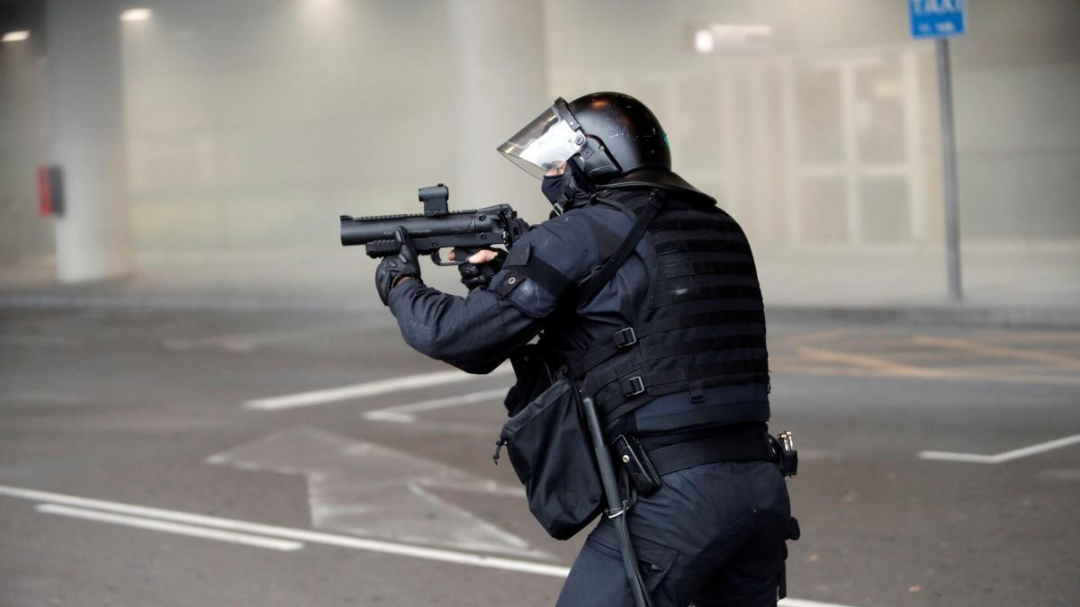 Los policías dispararon al aire para dispersar a los independentistas