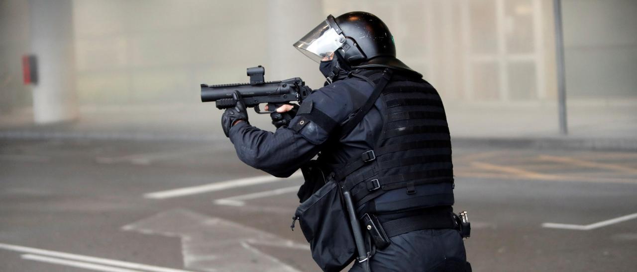 Los policías dispararon al aire para dispersar a los independentistas