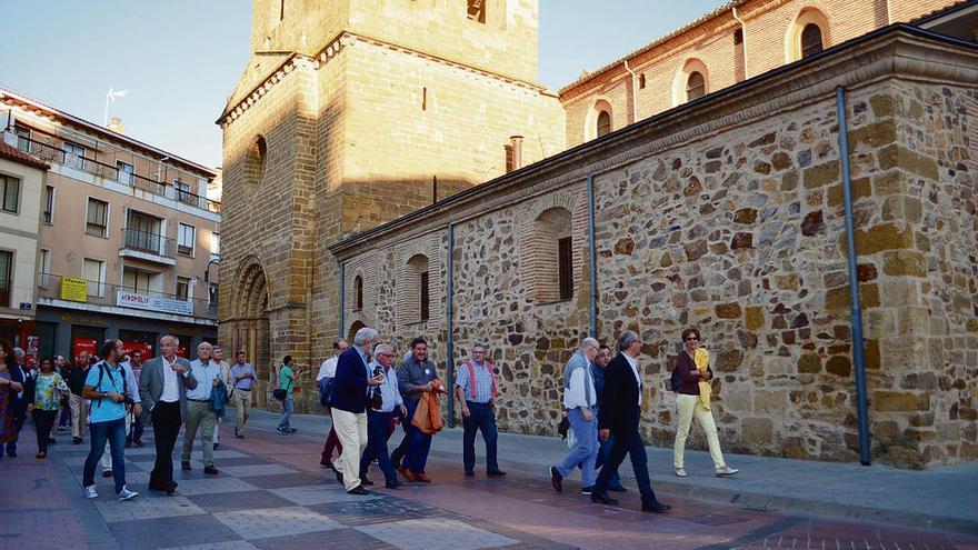 Un grupo de personas realiza una visita turística por la ciudad, en el entorno de Santa María.