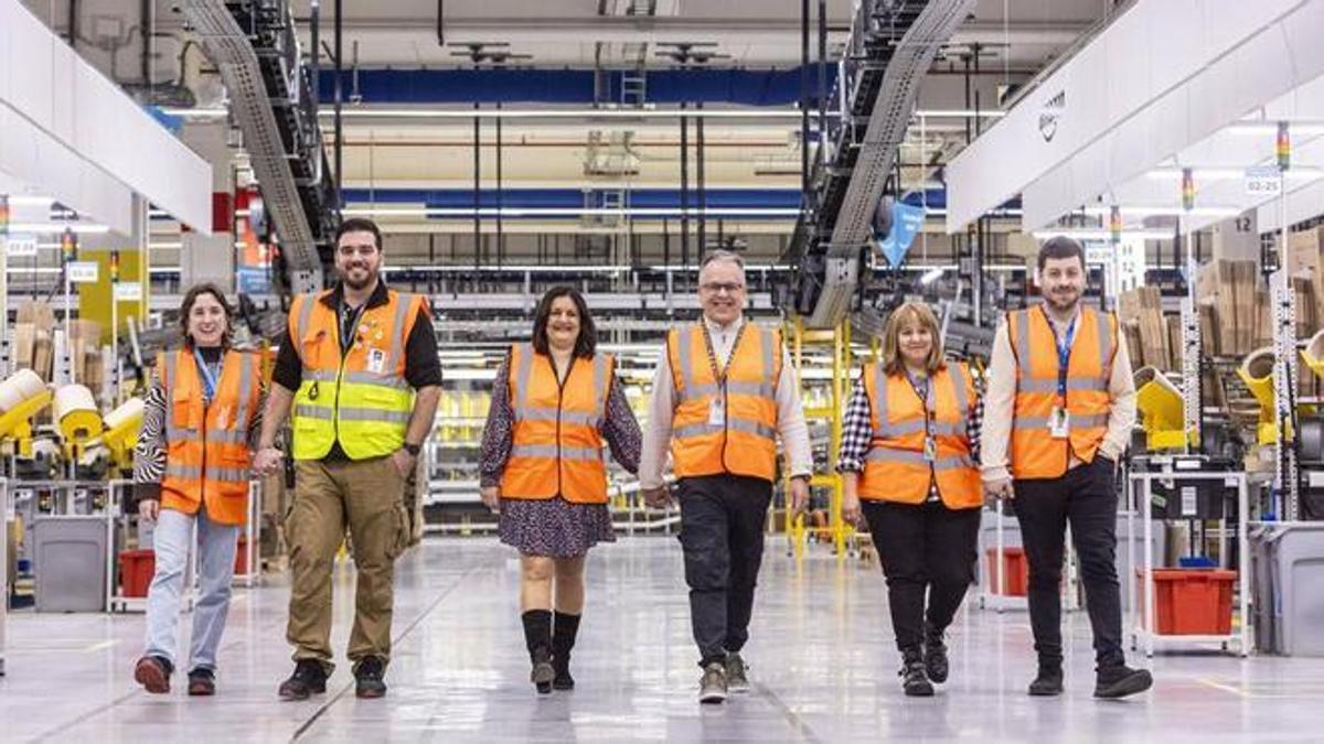 Las tres parejas que trabajan juntas en la nave asturiana de Amazon.