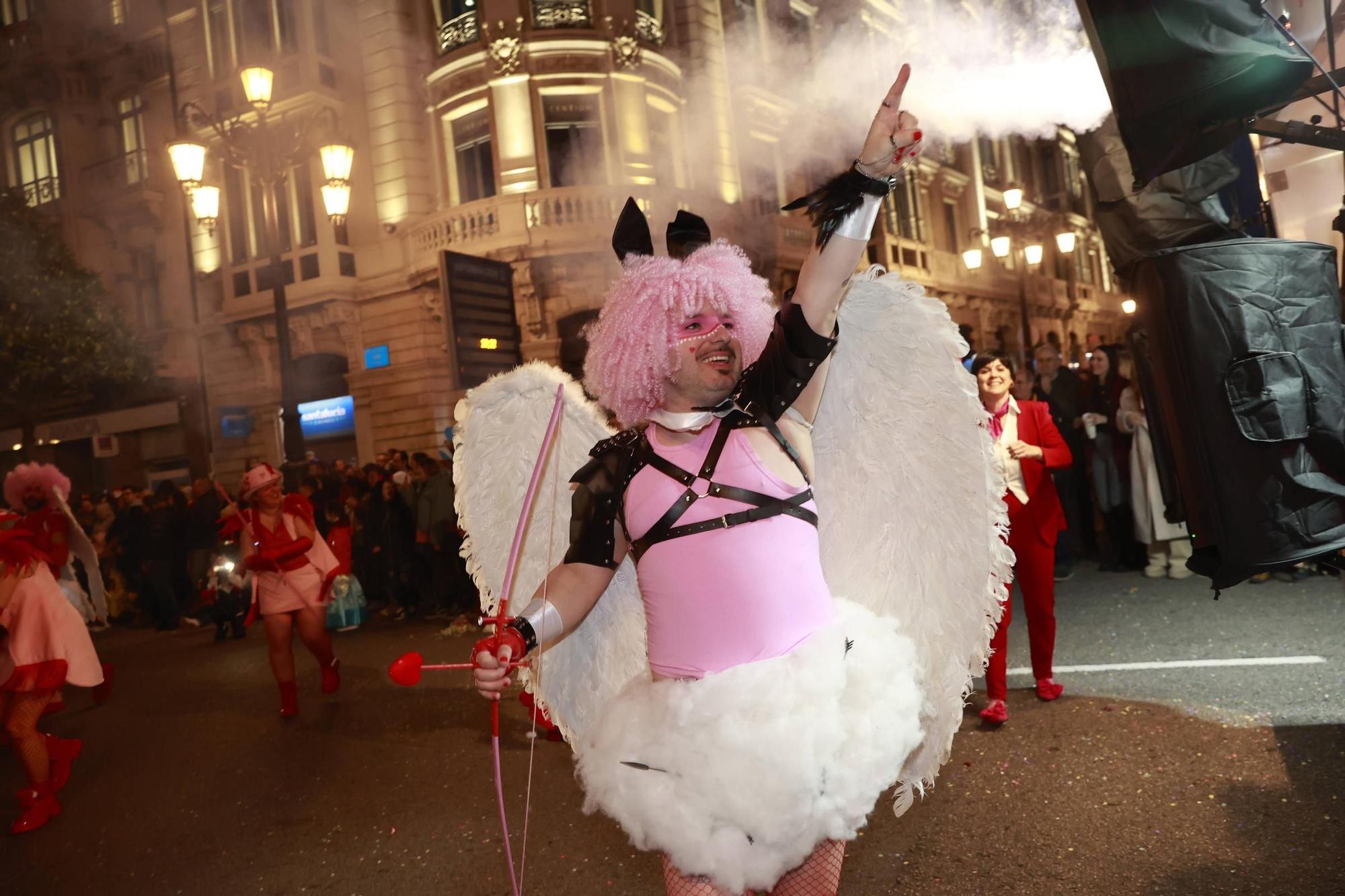 EN IMÁGENES: El Carnaval llena de color y alegría las calles de Oviedo