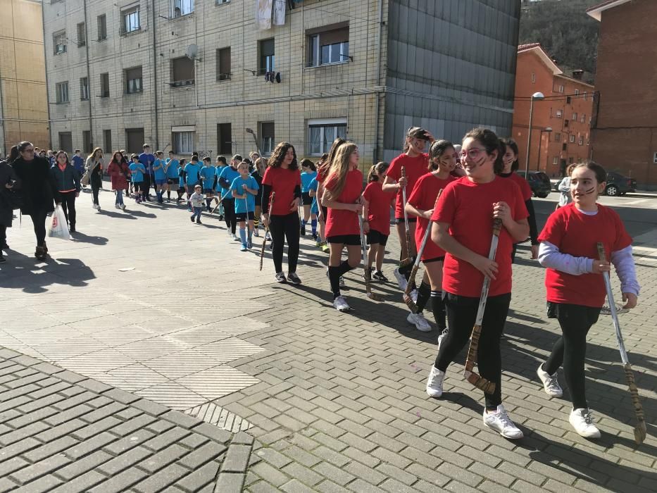 Desfile escolar en el Antroxu de Laviana