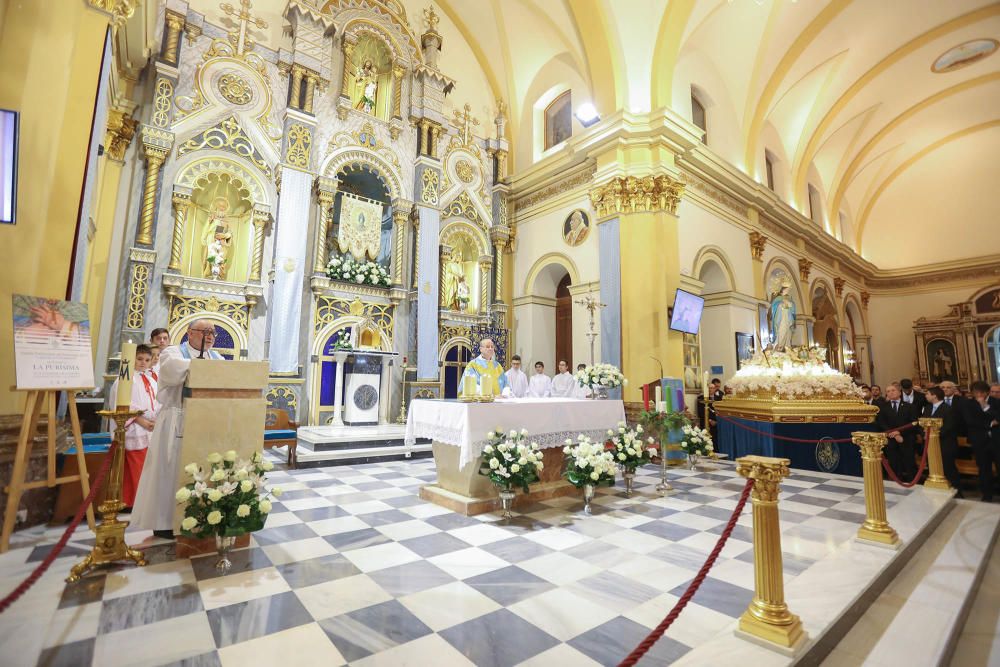 La Inmaculada Concepción protagoniza la tradicional procesión en Torrevieja.