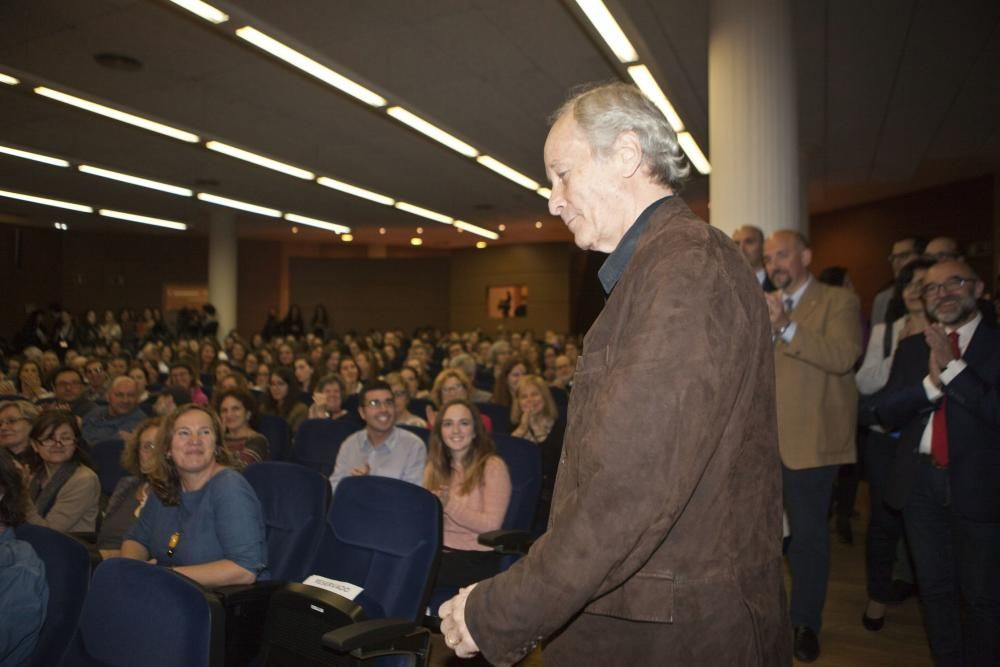 Richard Ford en un encuentro con estudiantes y profesores en la Facultad y Filosofía y Letras