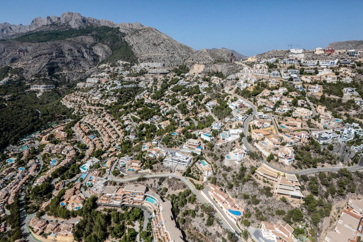 Vista aérea de la sierra de Bernia con las urbanizaciones de Altea Hills, en una imagen de archivo.