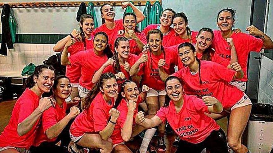 Las jugadoras del BM Zamora sénior femenino posan tras su victoria en la segunda jornada de la fase.
