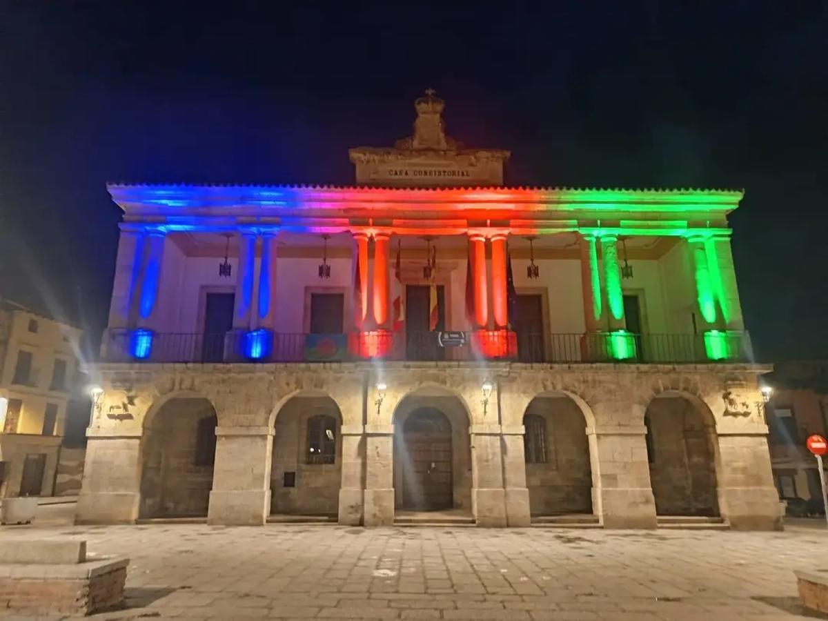 Iluminación del Ayuntamiento durante el Día Internacional del Pueblo Gitano