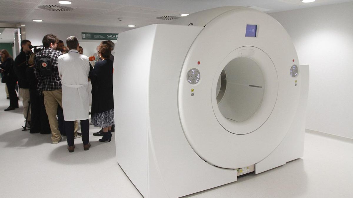 Equipo de resonancia nuclear en el Hospital Universitario de Ourense.