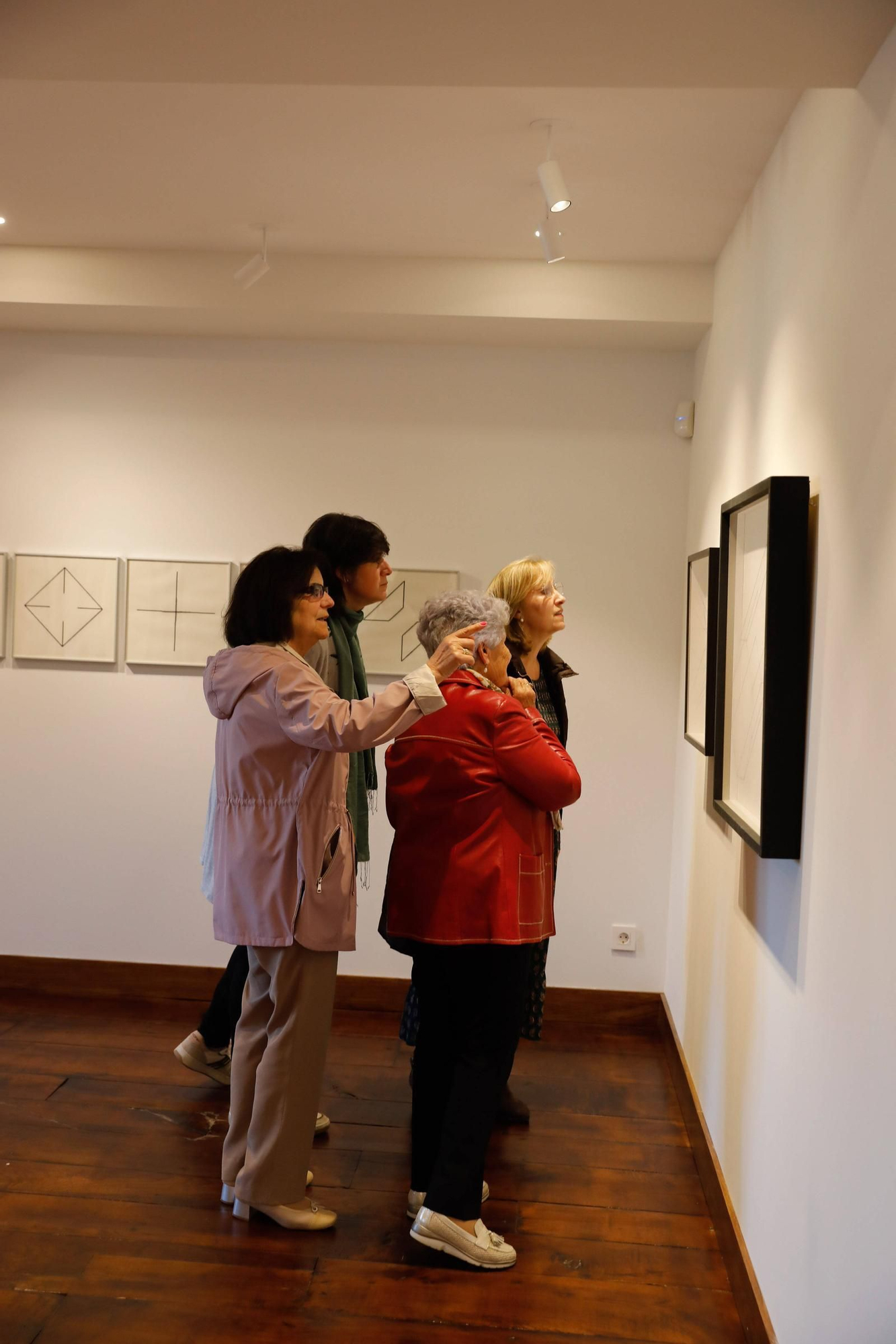 Inauguración de la exposición de la artista visual portuguesa Joana Vasconcelos en la Central Artística de Bueño.