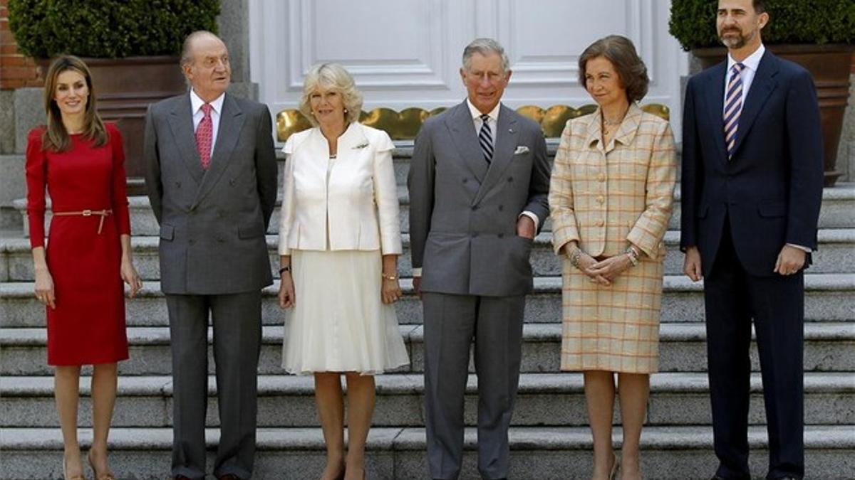 El rey Juan Carlos, la reina Sofia y los príncipes de Asturias junto al príncipe de Gales y su esposa, Camila, en marzo del 2011.