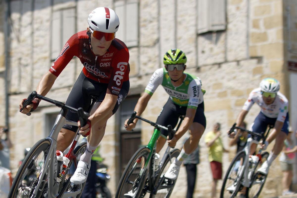 Ciclistas del grupo de escapada (de izq. a der.): el belga Liam Slock (Lotto Intermarche), el checo Jakub Otruba (Caja Rural - Seguros RGA) y el francés Thibault Guernalec (TotalEnergies), en acción durante la octava etapa del Tour de Francia.