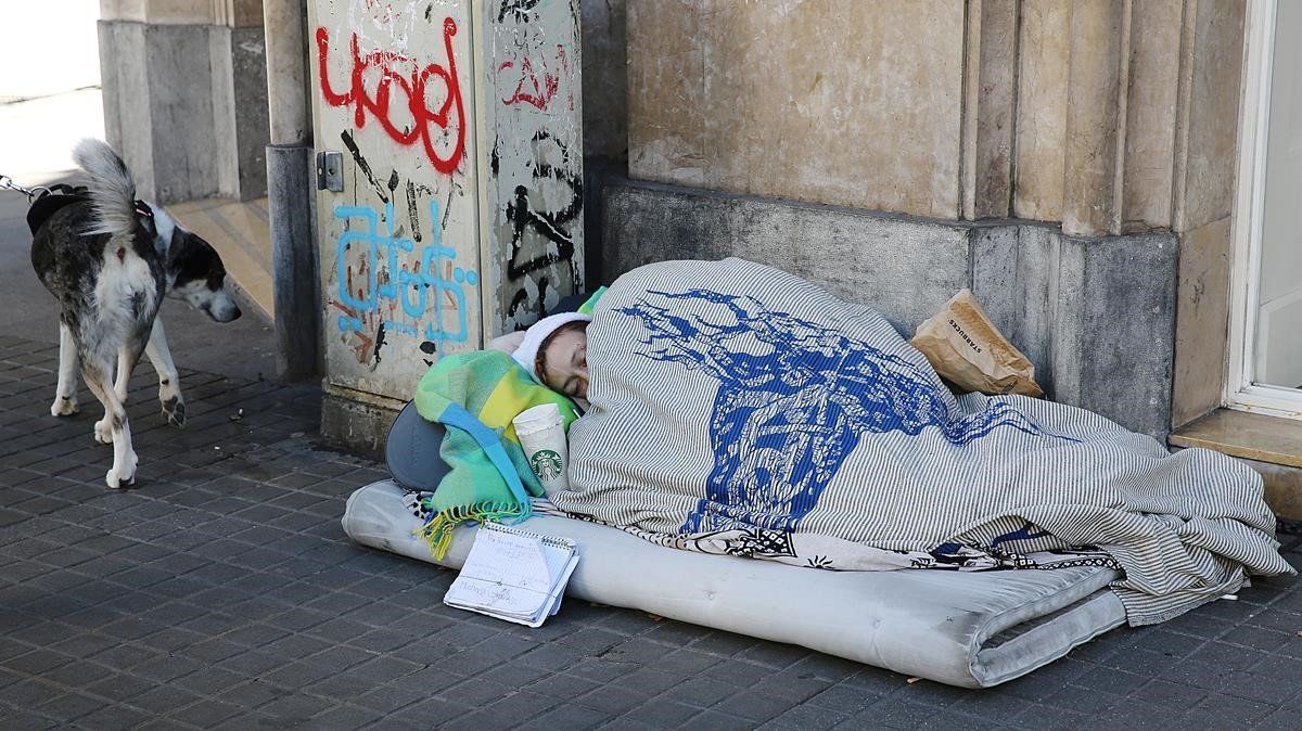Una persona sin hogar en Barcelona.