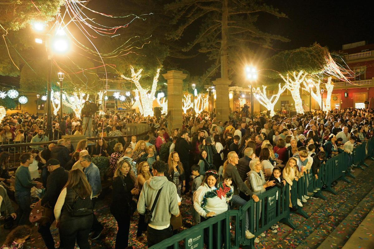 a plaza de Santiago de Gáldar, abarrotada para asistir al encendido navideño.