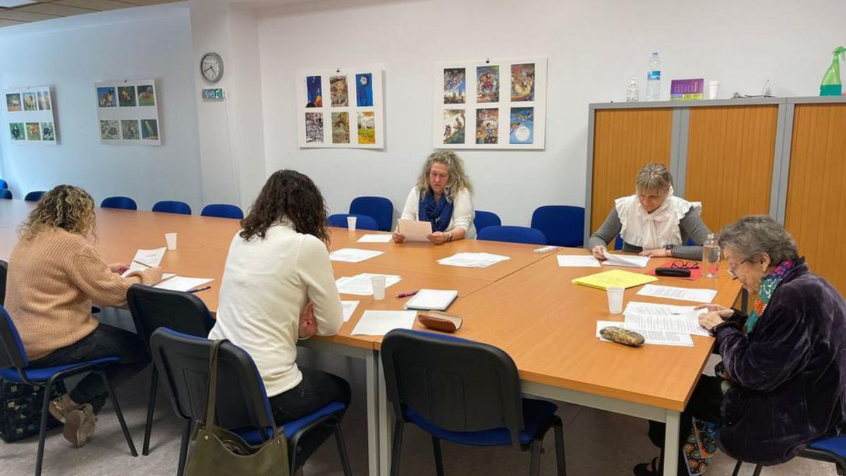 Por la izquierda, Silvia Bobes, Pilar Suárez (ambas de espaldas), Carmen Ruiz-Tilve, Adriana González y Ana López-Escobar.