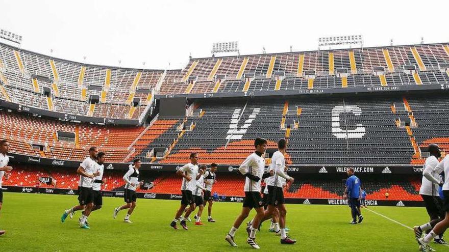 Entrenamiento del Valencia CF, hoy, en Mestalla.