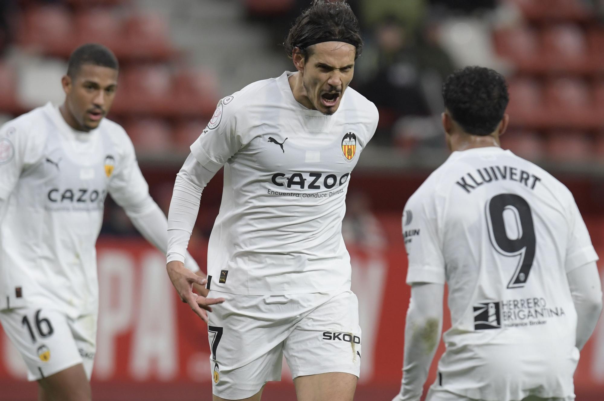 El Valencia se destapa en el Molinón (0-4)