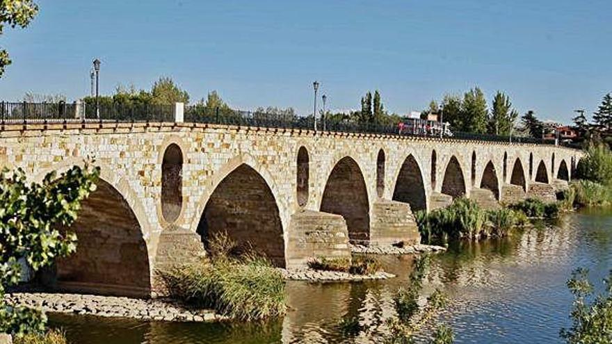 Puente de Piedra sobre el río Duero.