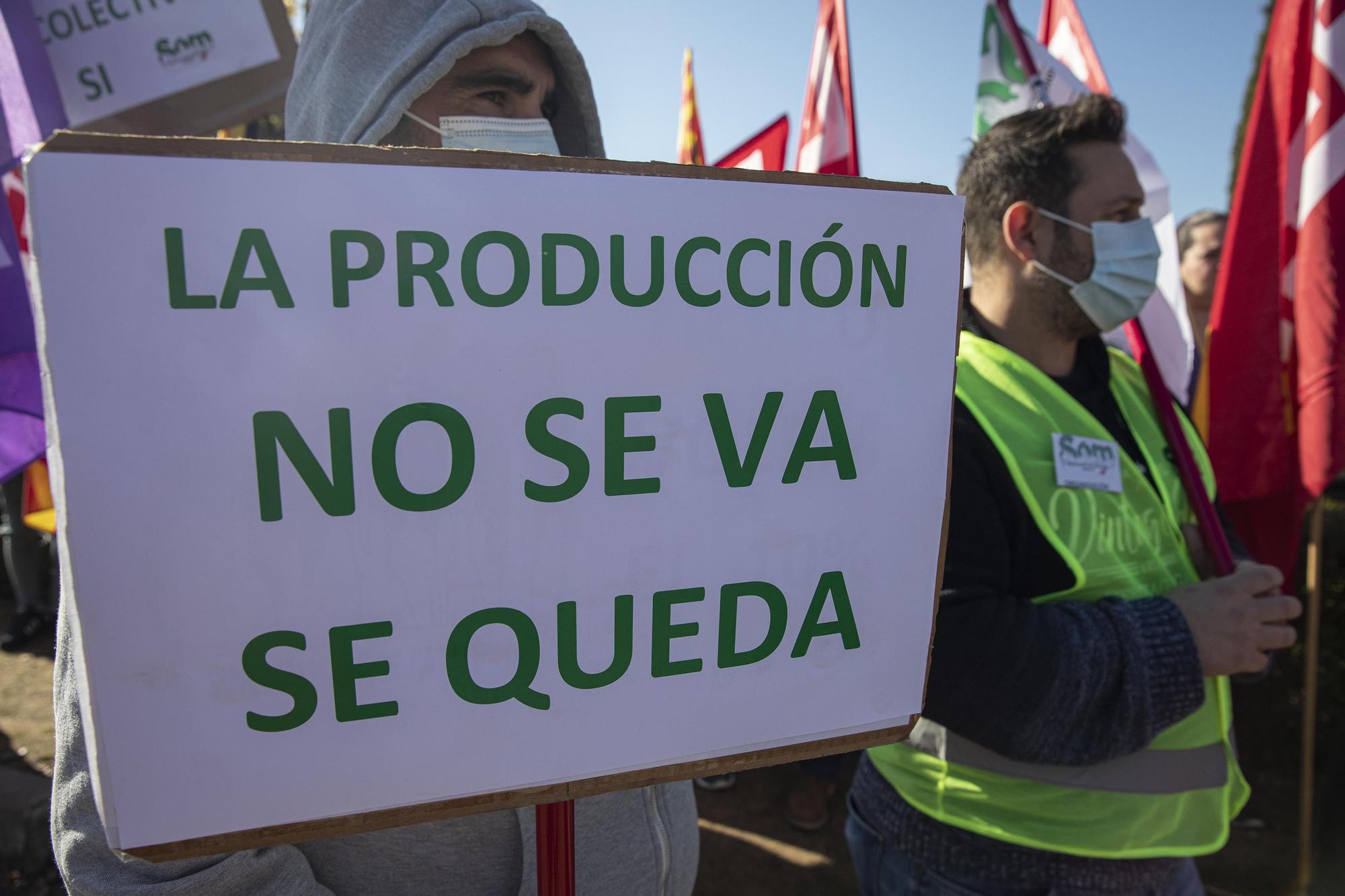 Una vintena de treballadors tallen la carretera d'Anglès per protestar contra la deslocalització de l'empresa tèxtil