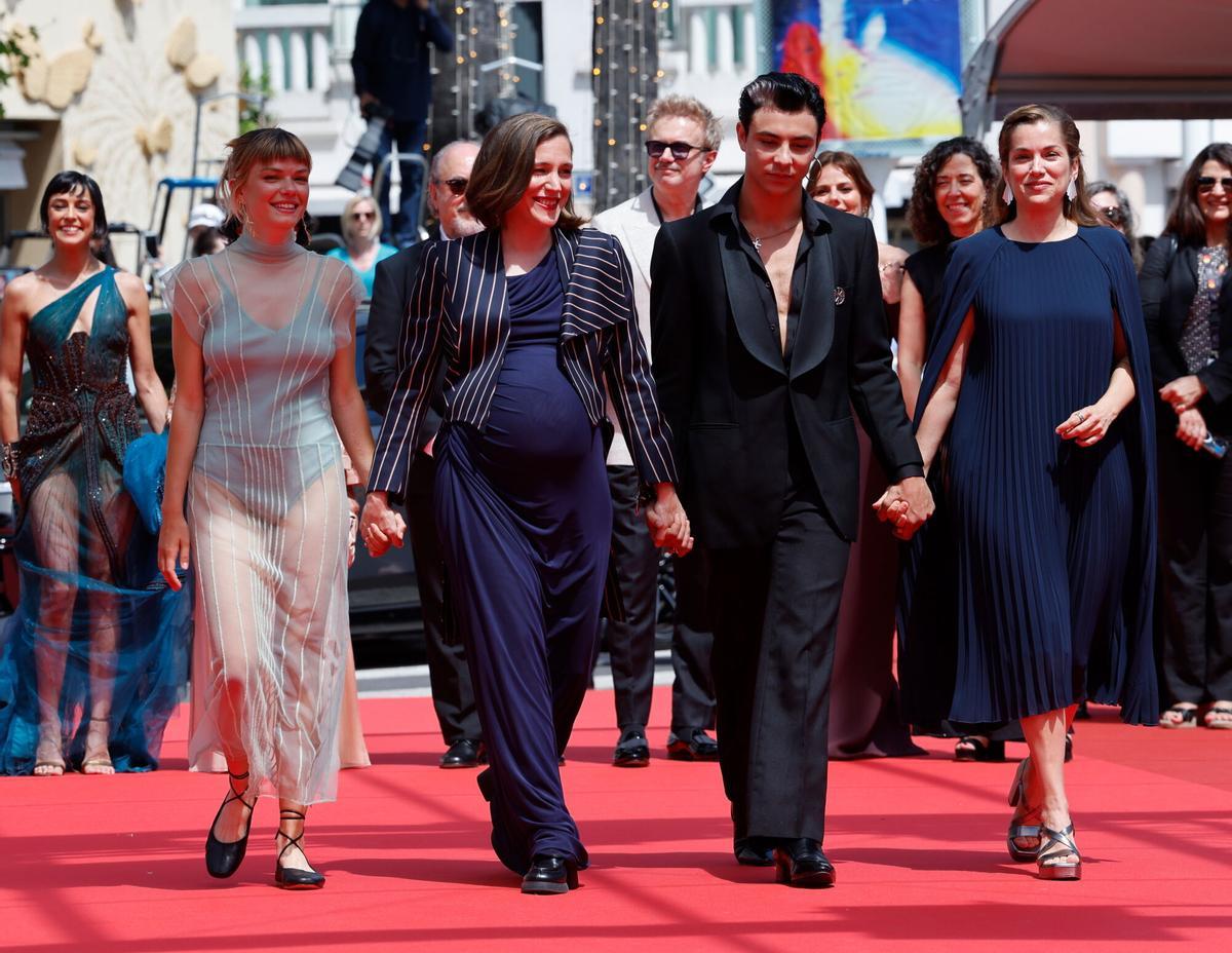 CANNES (Francia), 21/05/2025.- (I-D) Llucia García, la directora Carla Simon, Mitch y Maria Zamora asisten al estreno de Romería durante el 78º Festival de Cine de Cannes, en Cannes, Francia, el 21 de mayo de 2025. El festival de cine se celebra del 13 al 24 de mayo de 2025. (Cine, Francia) EFE/EPA/GUILLAUME HORCAJUELO
CANNES (Francia), 21/05/2025.- (I-D) Llucia García, la directora Carla Simon, Mitch y Maria Zamora asisten al estreno de Romería durante el 78º Festival de Cine de Cannes, en Cannes, Francia, el 21 de mayo de 2025. El festival de cine se celebra del 13 al 24 de mayo de 2025. (Cine, Francia) EFE/EPA/GUILLAUME HORCAJUELO