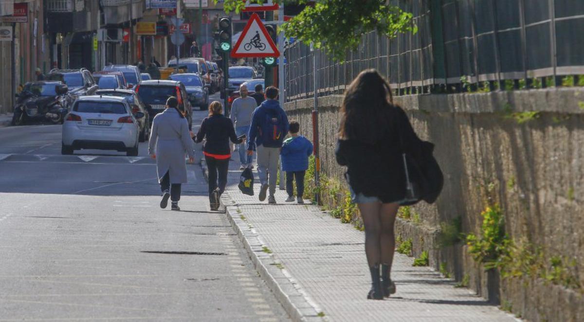 Peatones caminando por la vía debido a la estrechez de la acera. | IÑAKI ABELLA
