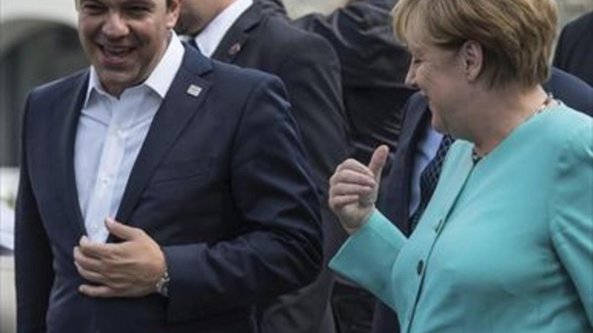 Merkel conversa con el primer ministro griego, Alexis Tsipras, ayer.