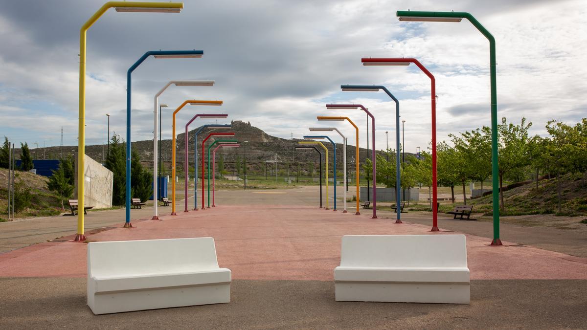 Bancos de megalitos fabricados por Casalé instalados en el barrio zaragozano de Valdespartera.